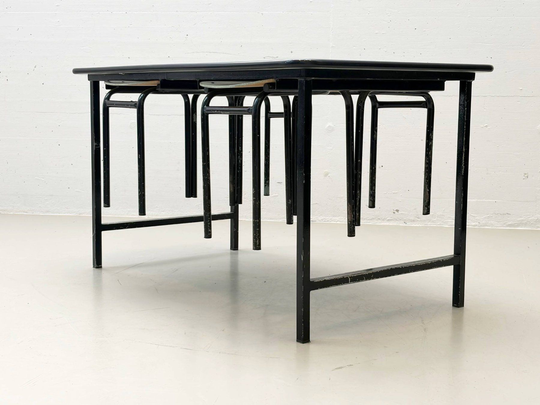 Set di tavolo e panche: Set: Mid-Century Kelko Tisch mit Hockerquartett, 1970er – Usato da Zürich venduto da LeMoege 2