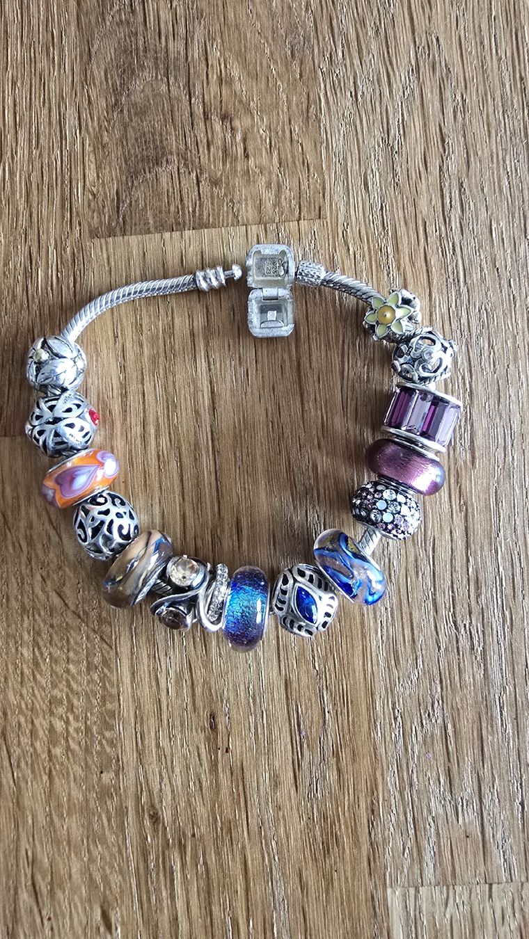 Pandora Armbänder & -reifen: Pandora Armband mit original Charms  – Gebraucht aus Triesen von Vanlie 1