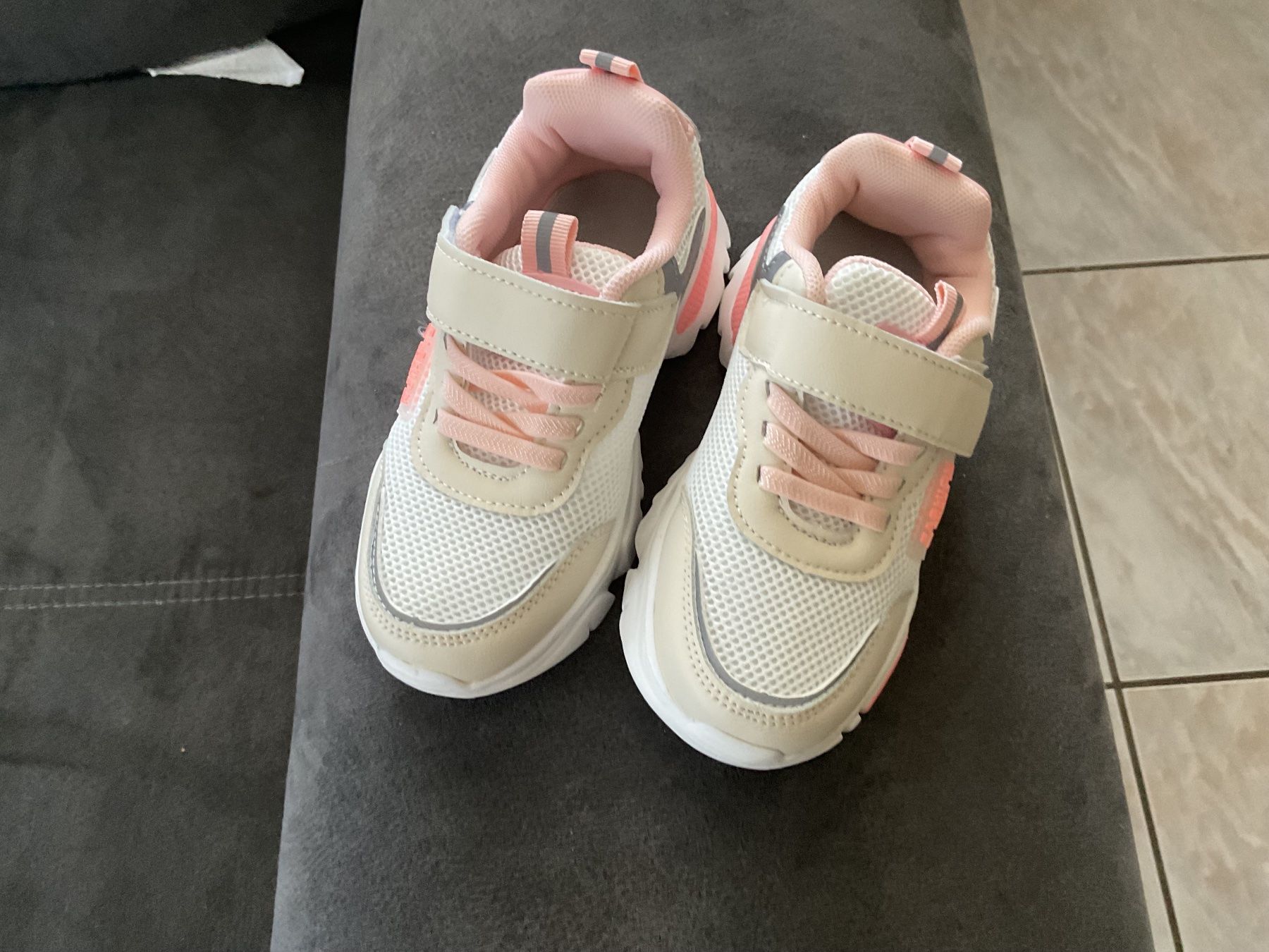 Chaussures filles: Sketcher Mädchen 28  NEU beige appricot – Neuf avec emballage d'origine à Roggwil TG par Strick-Fee 4