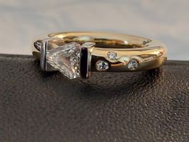 Ausgefallener Ring mit Diamant im Trapezschliff 18 Karat
