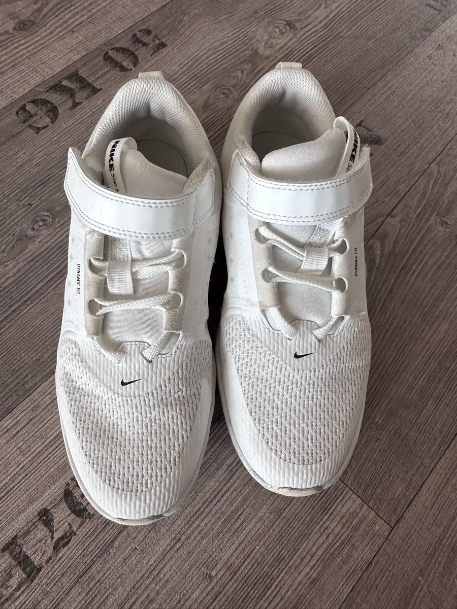 Nike Herrenschuhe: Nike Star Runner Sneaker, weiss, Gr. 35 – Gebraucht aus Ostermundigen von Alora78 1
