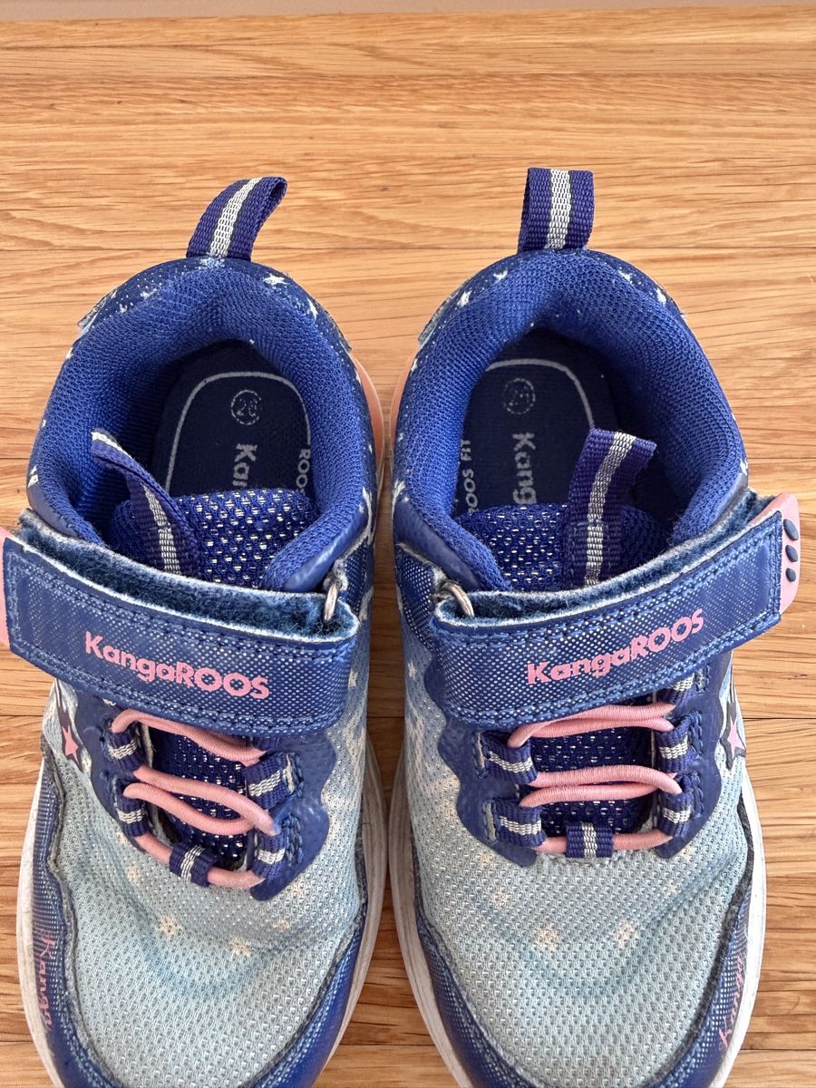 Schuhe für Mädchen: Kangaroos Kinderschuhe, Grösse 26 mit Licht. – Gebraucht aus Sursee von Ele_t6pb