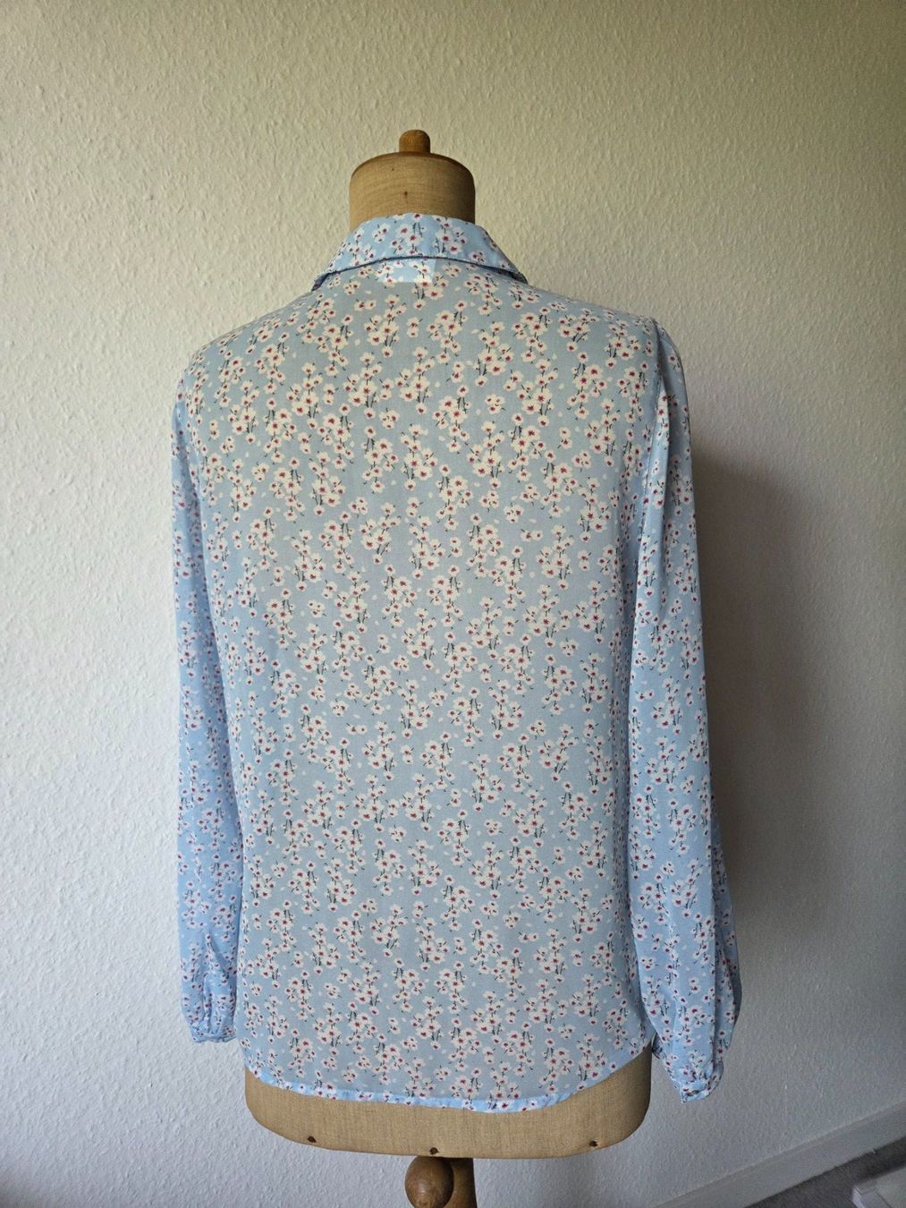 Vila Blusen: Hellblaue Bluse mit Blumenmuster (Vila) – Gebraucht aus Zürich von Stephs13 2