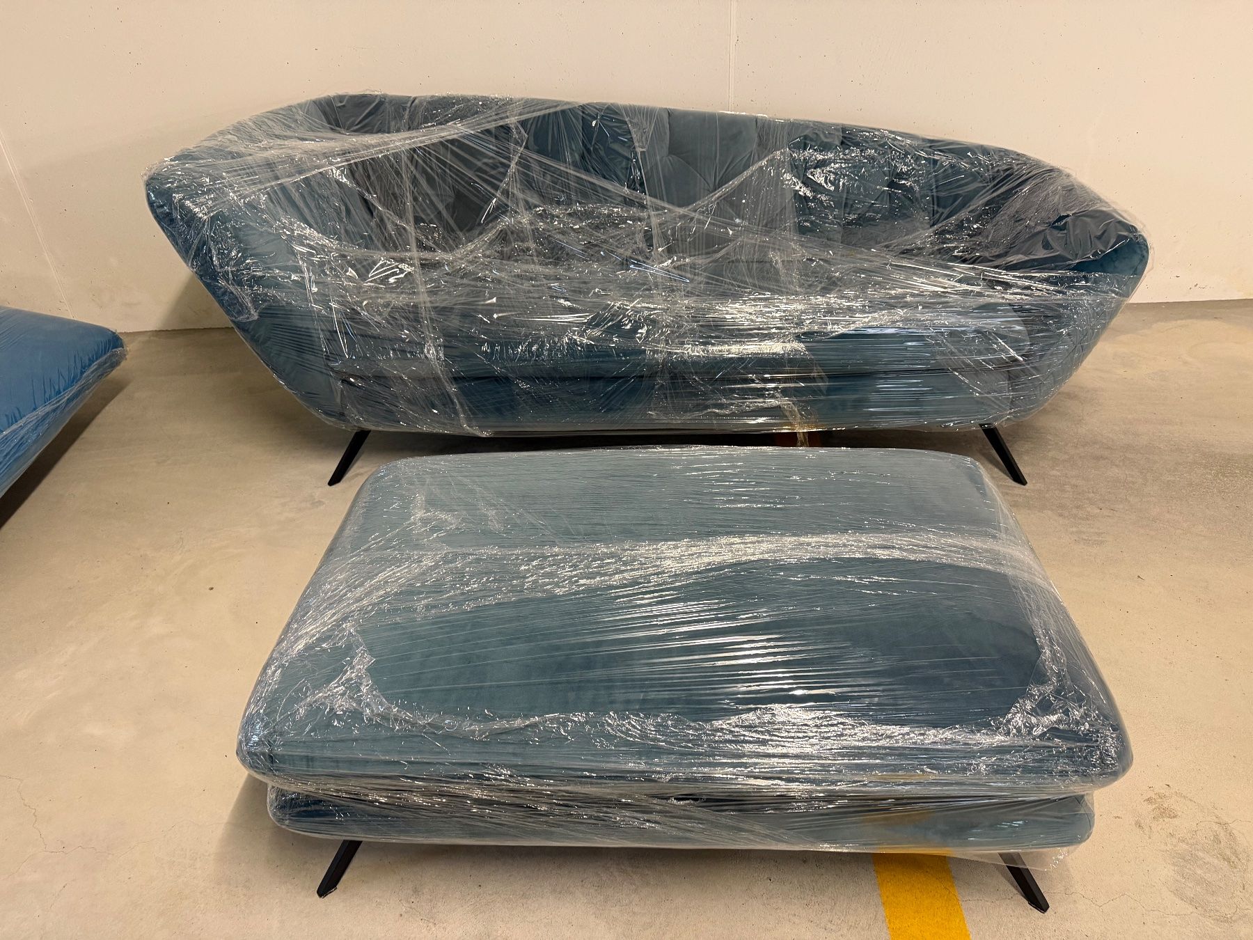 Sofas: Sofa mit Hocker Velvet wenig gebraucht – Gebraucht aus walchwil von Favre 2