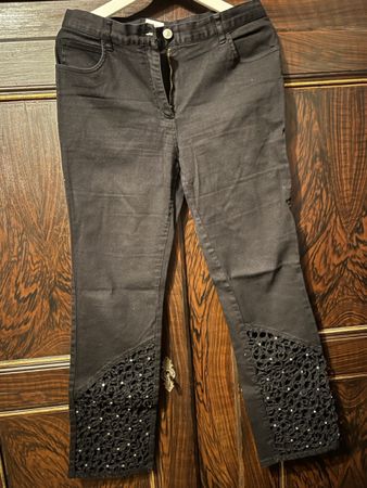 Schwarze Jeans mit Spitze und Glitzersteinchen