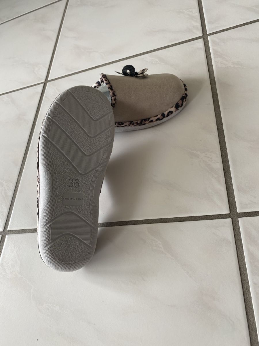 Scarpe da uomo: Kuschelige Hausschuhe mit Leopardmuster Gr. 36 – Usato da Samstagern venduto da PatrickM14 1