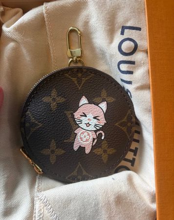 Louis Vuitton Round Coin Purse mit Katzenmotiv