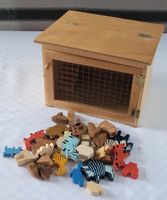 Kleiner Holzstall mit Holztiere