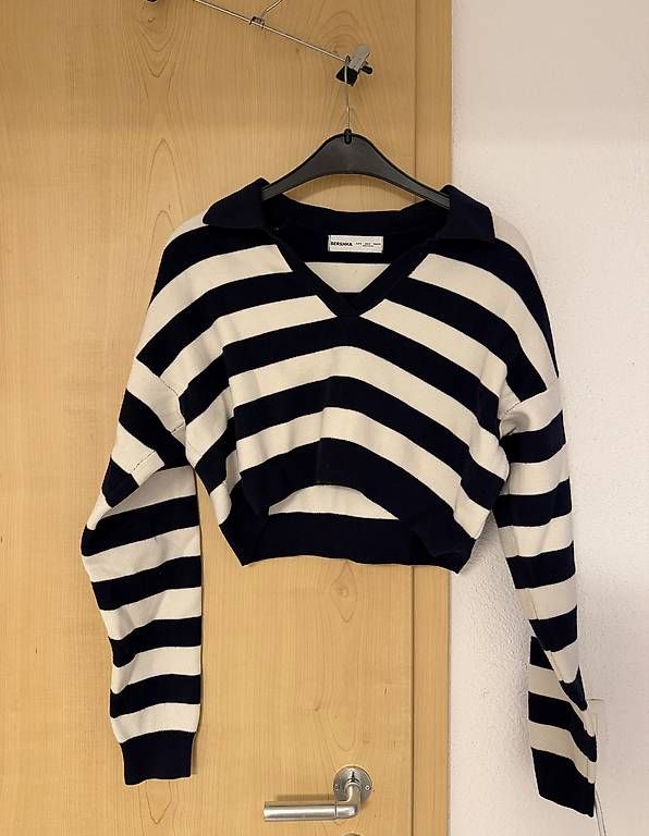 Pulls & Sweat-shirts: Gestreifter Bershka Pullover – D'occasion à Rorschach par Tara234