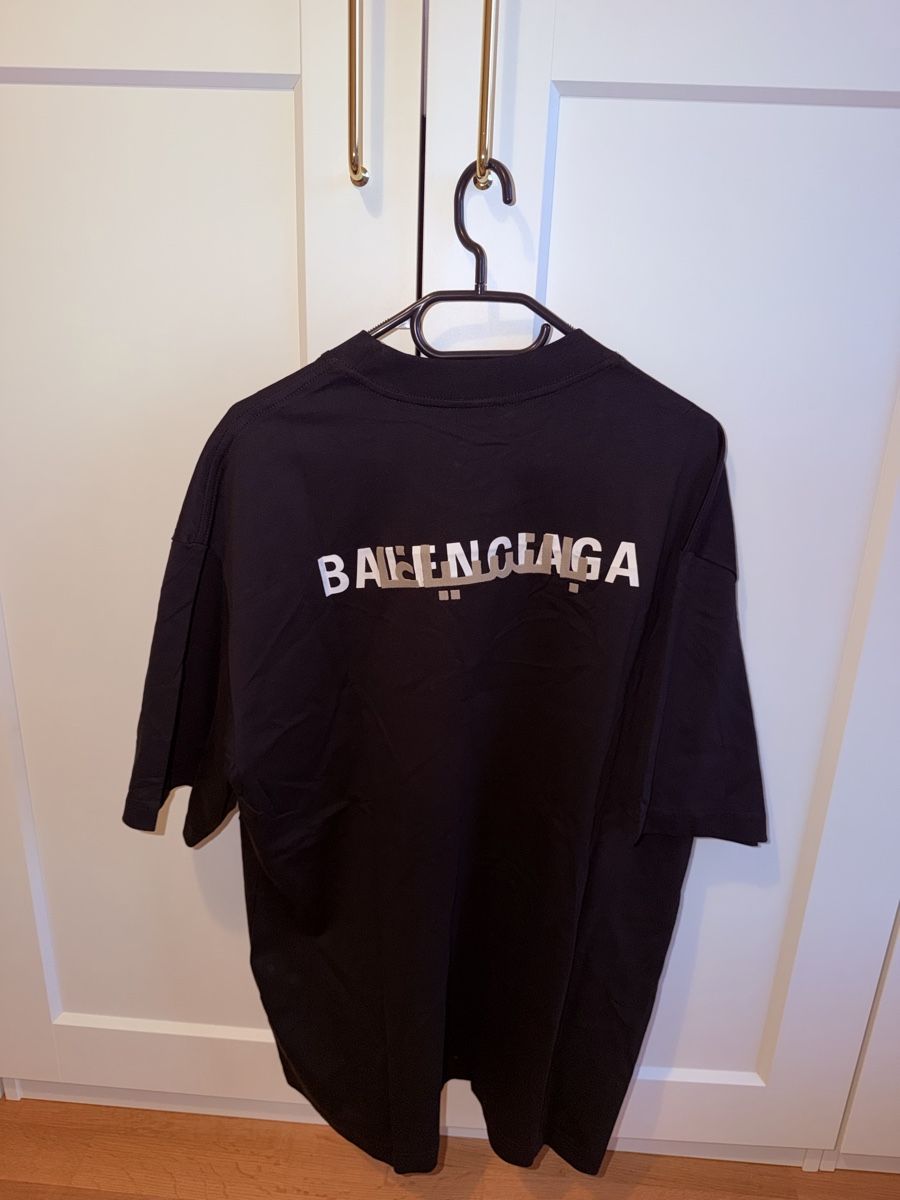 Balenciaga T-shirt: SS22-23 BALENCIAGA Embroidered back – Usato da Cortaillod venduto da auraya22