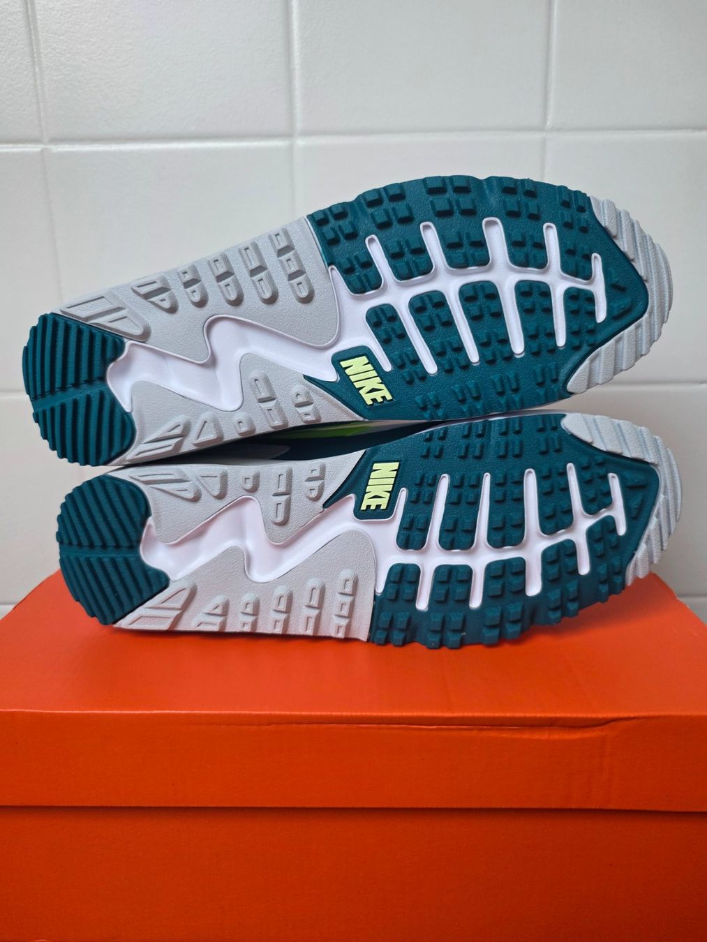 Nike Chaussures hommes: Nike Air Max 90 – Neuf avec emballage d'origine à Fleurier par dav_xx8y 5
