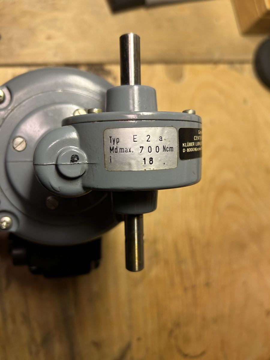 Motori: ELEKTROMOTOR MIT REDUKTIONSGETRIEBE – Usato da Bottmingen venduto da Surubi 3