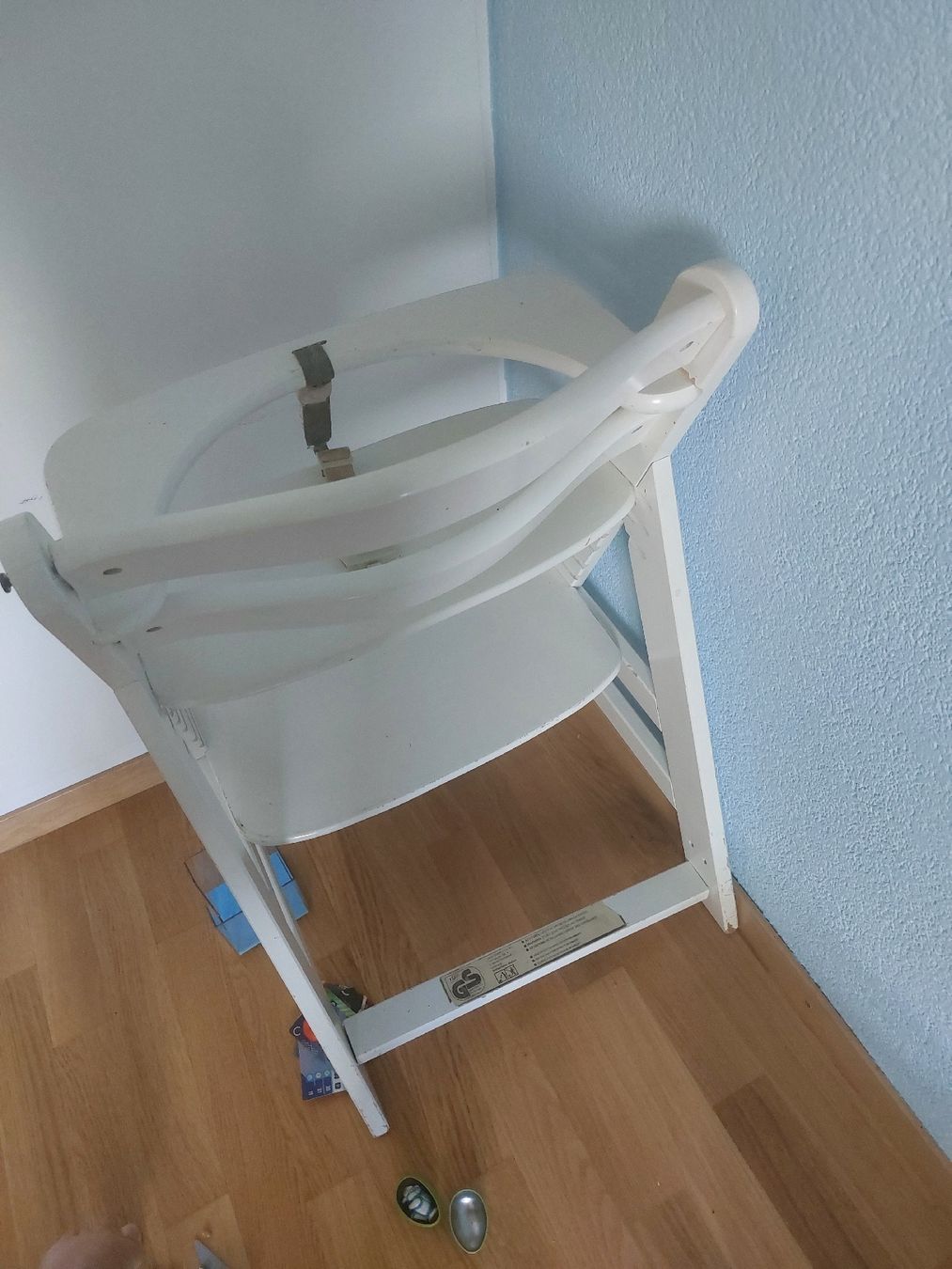 Seggioloni: Kinderhochstuhl aus Holz, weiss – Usato da Gwatt (Thun) venduto da B.D.999 1