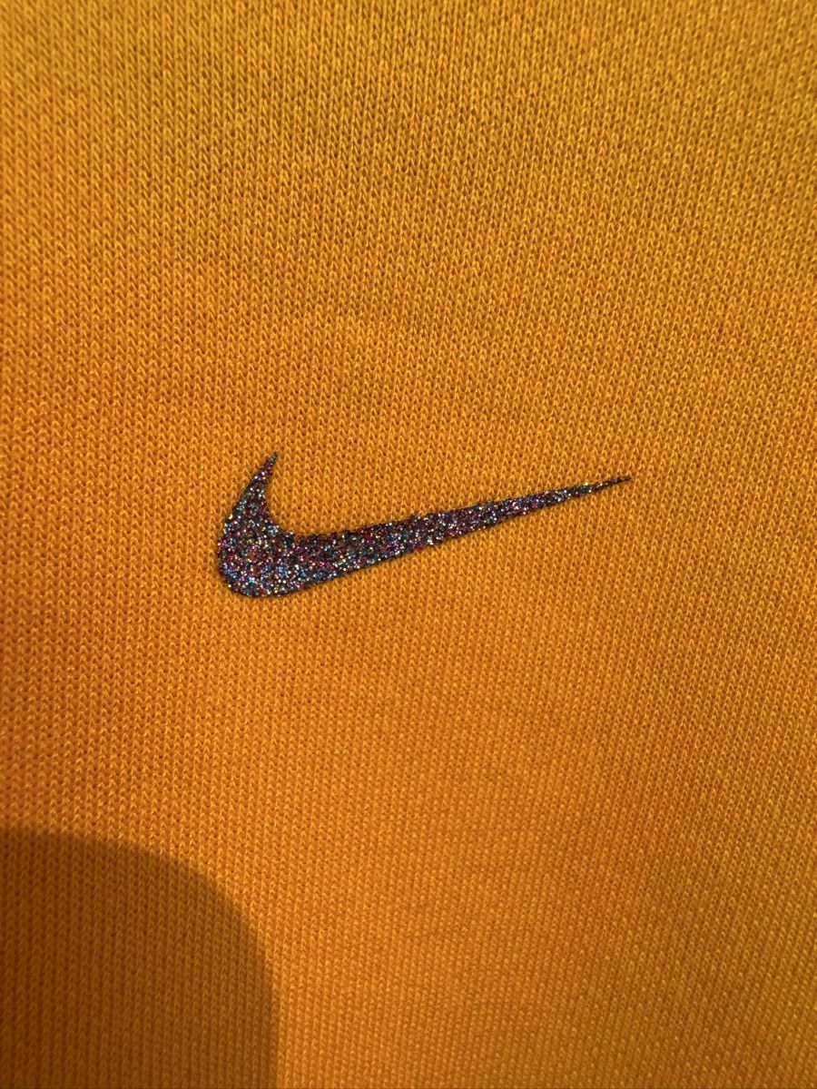 Nike Pullover & Sweatshirts: Nike Sweater Pullover oversized gelb orange Glitzer Gr. S – Gebraucht aus Fislisbach von KolibriSecondhand 1