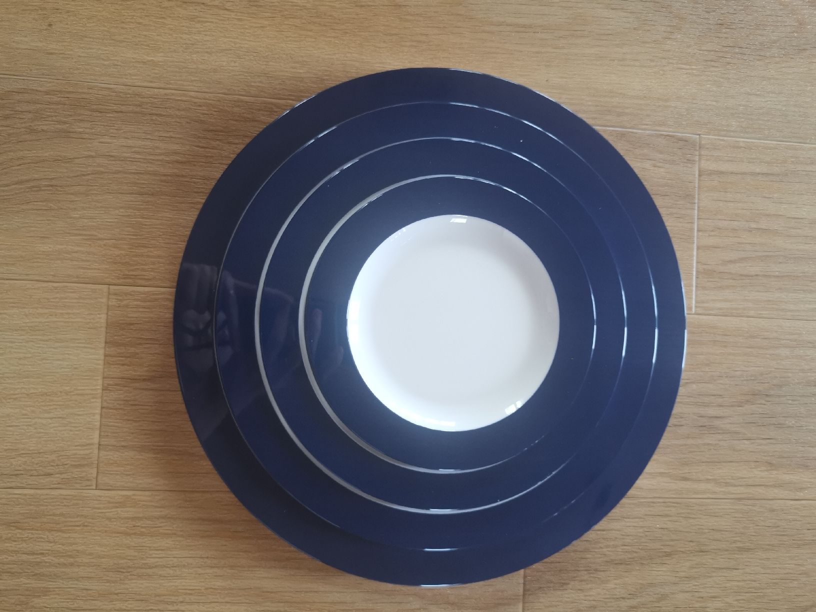 Tupperware Piatti: Neu!! Tupperware Teller-Set, dunkelblau, Camping 8-teilig – Nuovo (secondo la descrizione) da Hergiswil NW venduto da Angfri 3