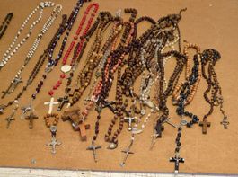 Konvolut christliche Rosenkränze Kruzifix Ketten. Kreuz