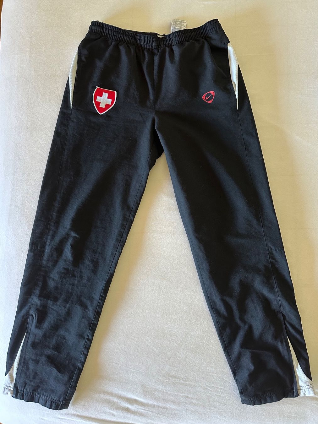 Nike Pantaloni: Nike Sporthose mit Schweizer Flagge – Usato da Zürich venduto da ong8