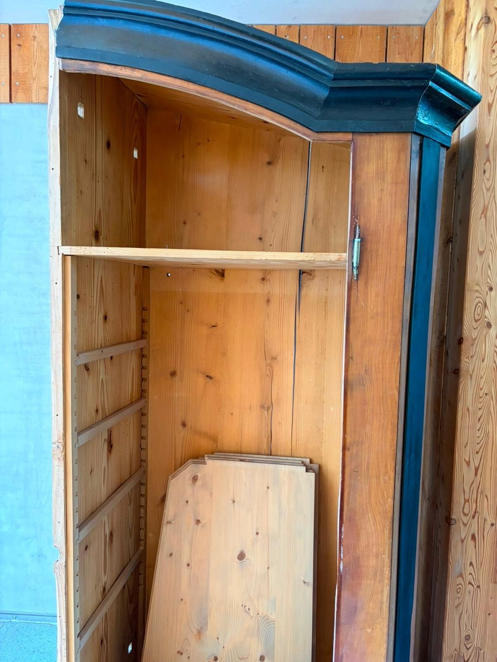 Articles en bois: Antiker Schrank Massivholz zerlegbar – D'occasion à Winterthur par bin_y5kb 5