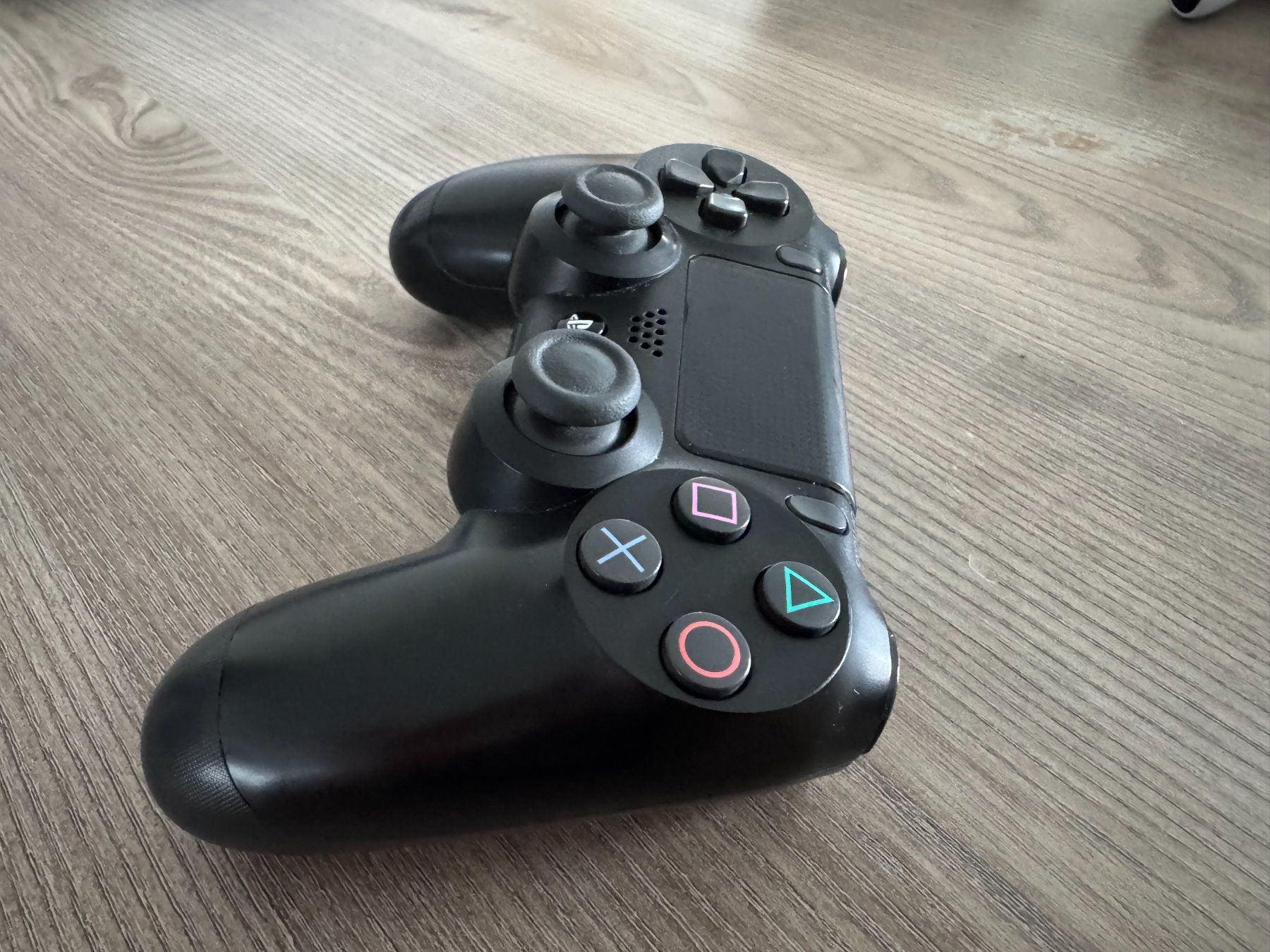 Controller: PS4 DualShock 4 Controller – Usato da Nottwil venduto da dan_8wvp 3