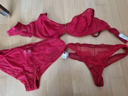 3 teiliges Set von Triumph: BH, Panty und String,rote Spitze