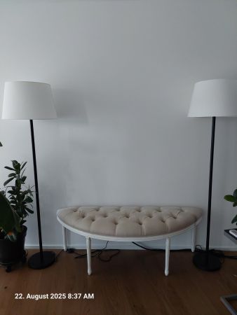 Elegante Halbmondbank mit Knopfmuster, Vintage Stil.