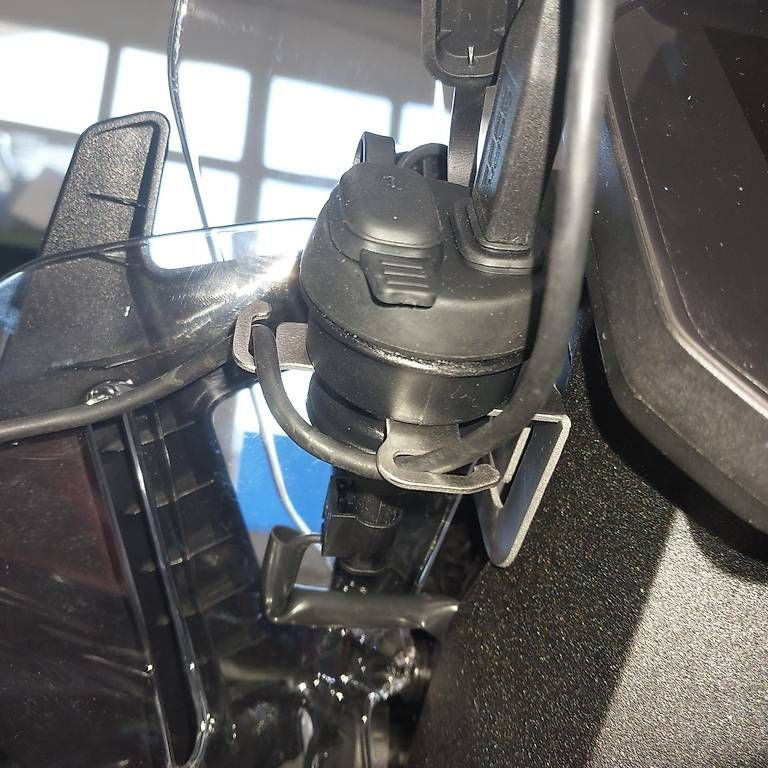 Anhängerkupplungen: Doppel USB Ladeadapter-Halterung BMW R1300GS – Gebraucht aus Stansstad von hrv-eng01 1