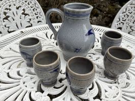 Krug und 5 Becher Steinzeug blau bemalt guter Zustand
