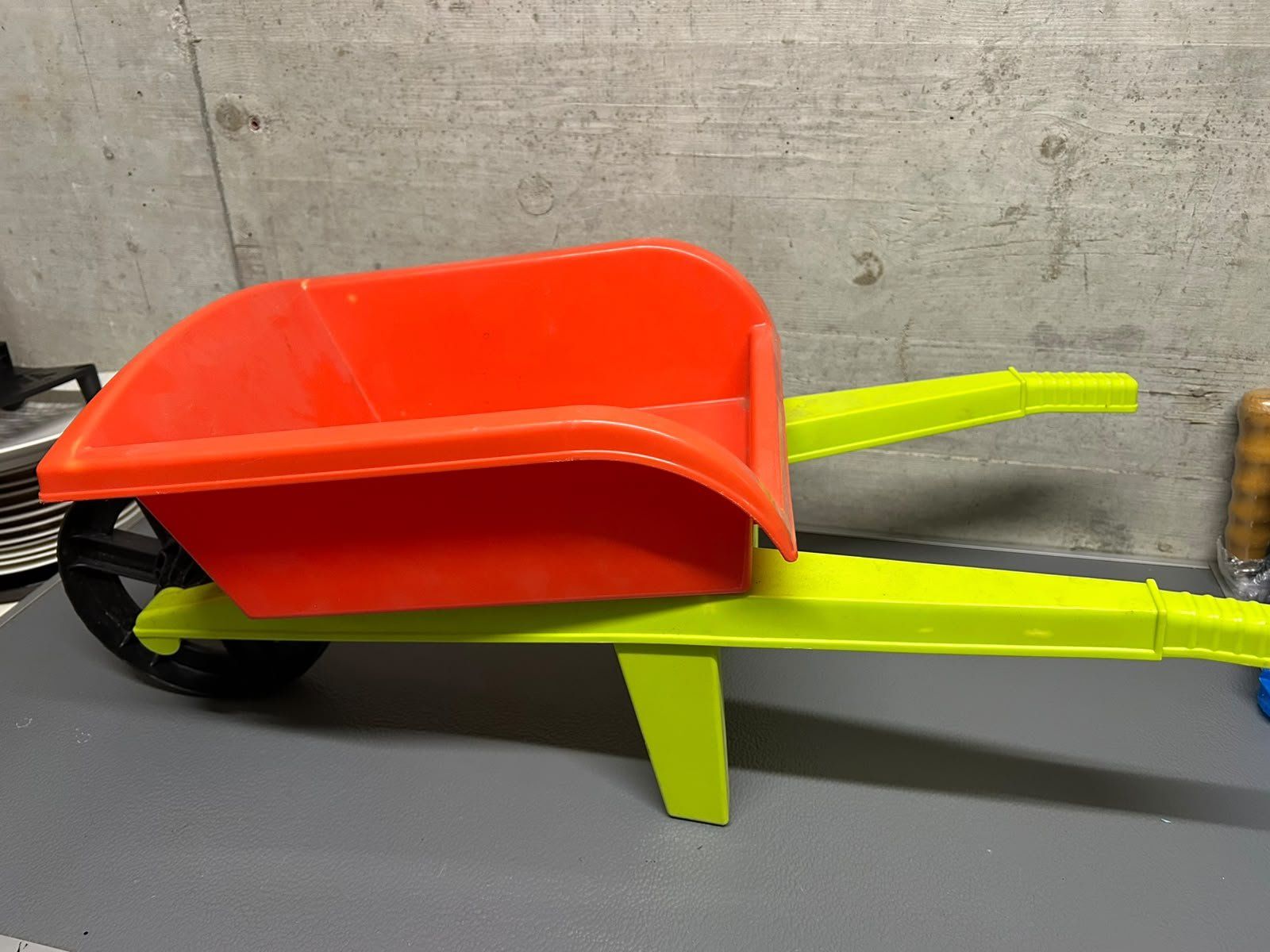 Carriole: Carriola giocattolo di plastica – Usato da Melano venduto da H-Sara