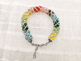 Buntes Spiral-Armband mit Glasperlen Handmade