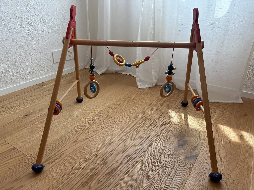 Tapis de jeu: Baby Spielbogen Holz  – D'occasion à Detligen par lor_gw8v