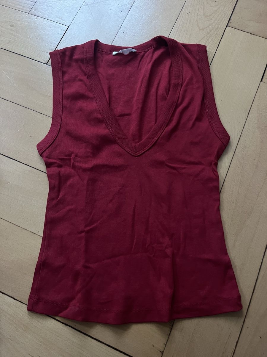 Top: Zara top red with v ausschnitt – Nuovo (secondo la descrizione) da Zürich venduto da sunshinezuerich