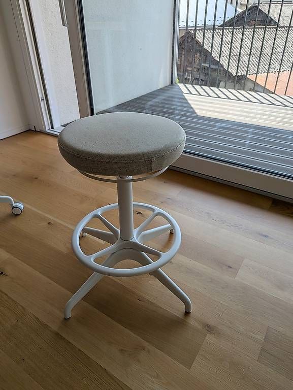 Tabourets: IKEA stool LIDKULLEN – D'occasion à Glis par ana_s8jf 1