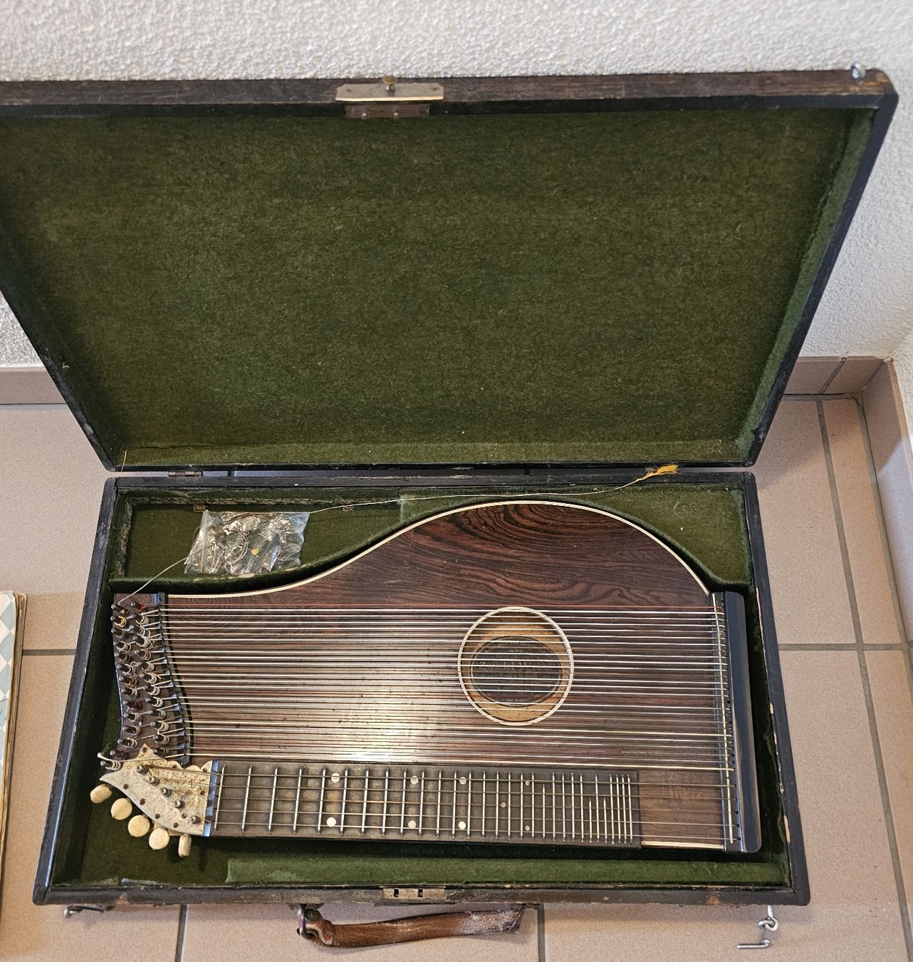 Musikinstrumente: Zither mit Koffer und Saiten – Gebraucht aus Fislisbach von Anico99
