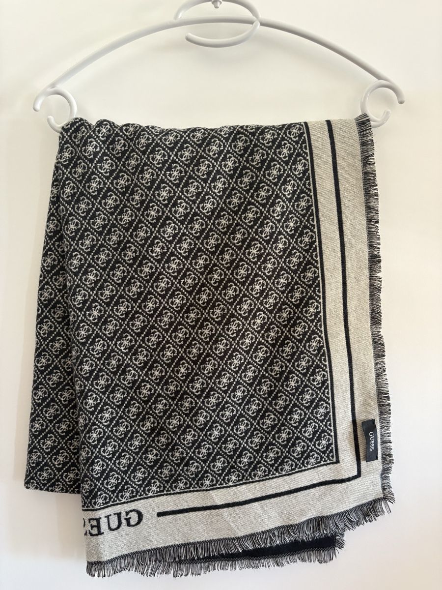 Guess Foulards & écharpes: Guess Schal schwarz   – D'occasion à Gossau SG par Mauri34