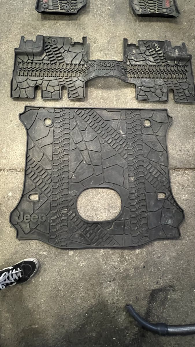 Jeep Tappeti & Tappetini: Moquette+tappetini Jeep Wrangler JKU – Usato da Brè sopra Lugano venduto da micheleschmid 5