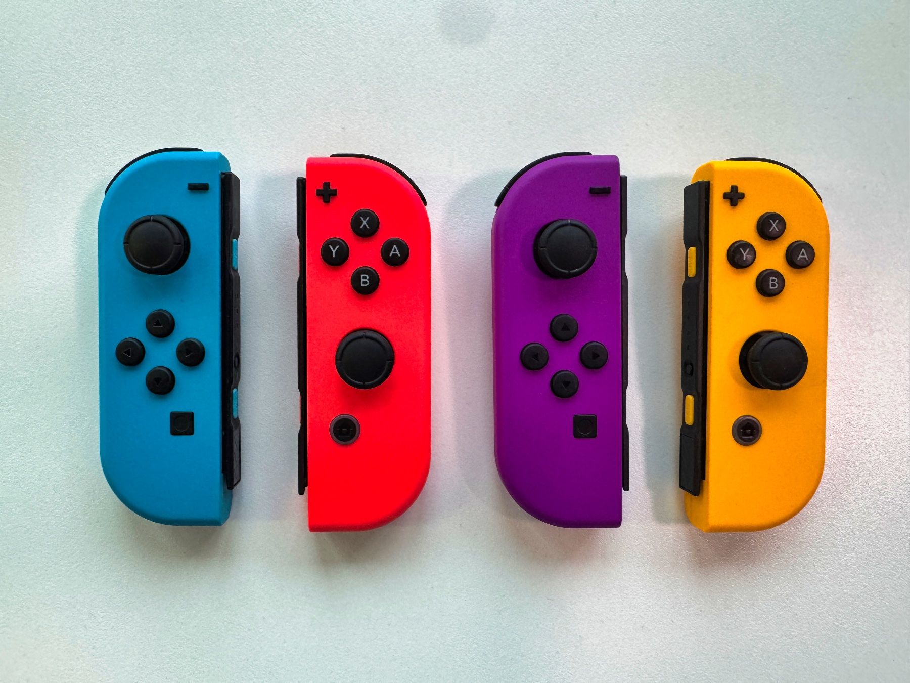 Nintendo Konsolen: Nintendo Switch (V2 Modell) + 2 Controller + Ladestation – Gebraucht aus Windisch von Rabis 3