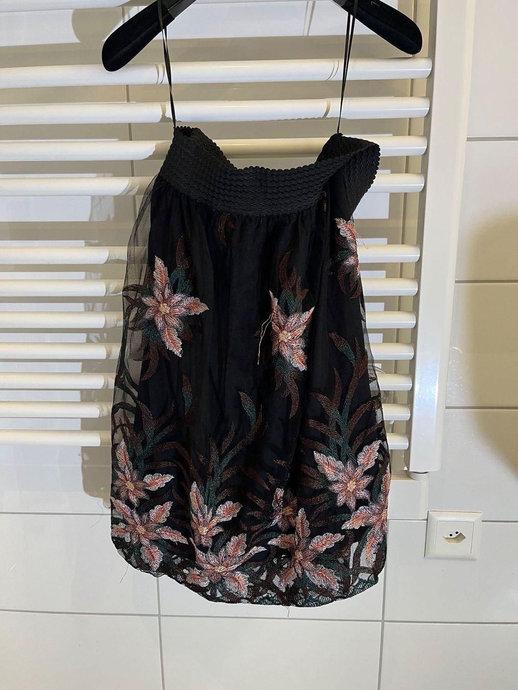 Vila Gonne: Schwarzes VILA Sommer Rock mit Blumenmuster, Grösse M. – Usato da Boll venduto da pet_p87r 2