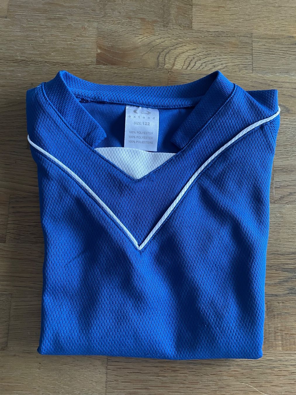 Scarpe, pantaloni & magliette da ginnastica: Fussball Set / Turnset kurz Gr. 122 – Usato da Gränichen venduto da stern1111 1