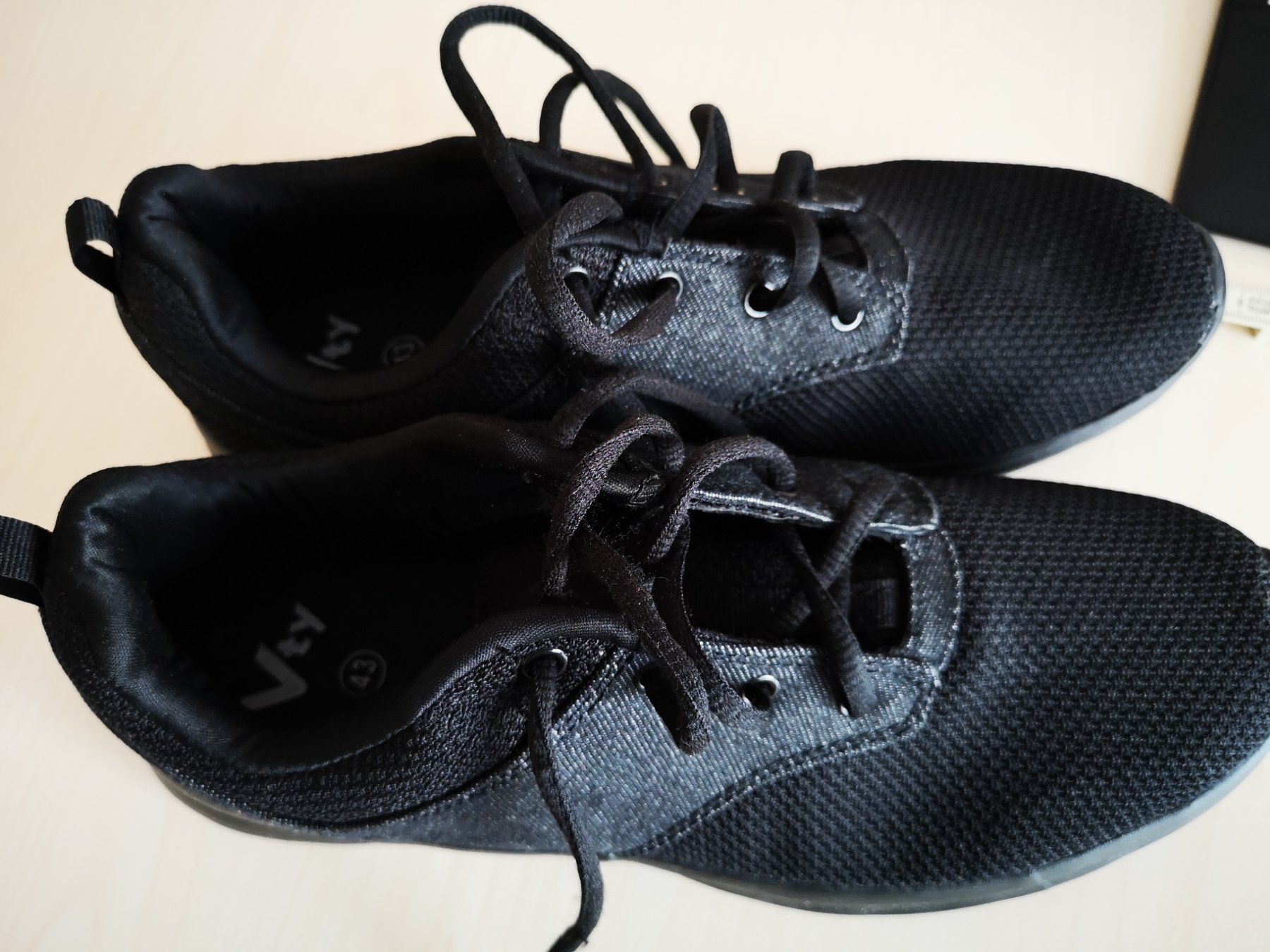 Herrenschuhe: Neuwertige leichte schwarze Schuhe Gr. 43 – Gebraucht aus Arth von Africa44 2
