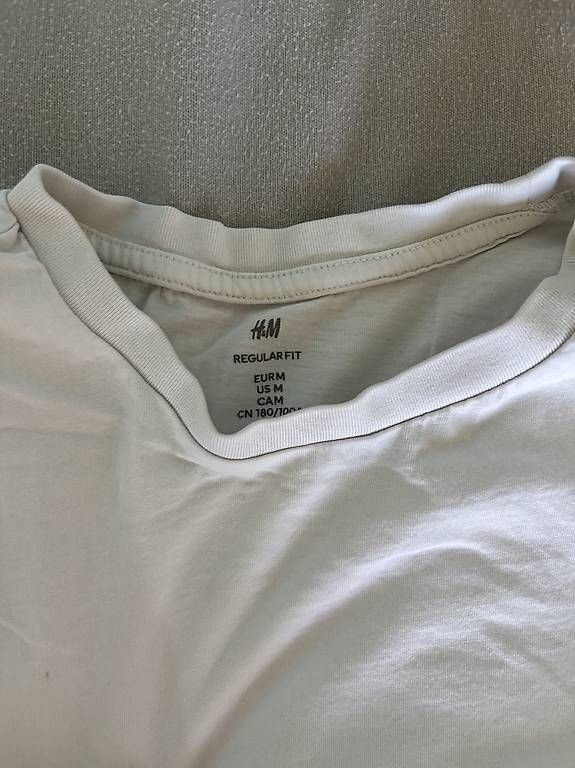 T-shirt: Gratis 2 H&M Tshirts Weiss im M – Usato da Nottwil venduto da jon_wg27