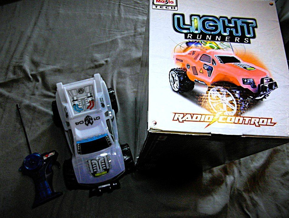 Maisto Giocattoli: 40 MHz RC Auto "Light Runners" mit Licht-Effekten, NEU – Nuovo e nell'imballaggio originale da Lengnau BE venduto da Lanthemann 3
