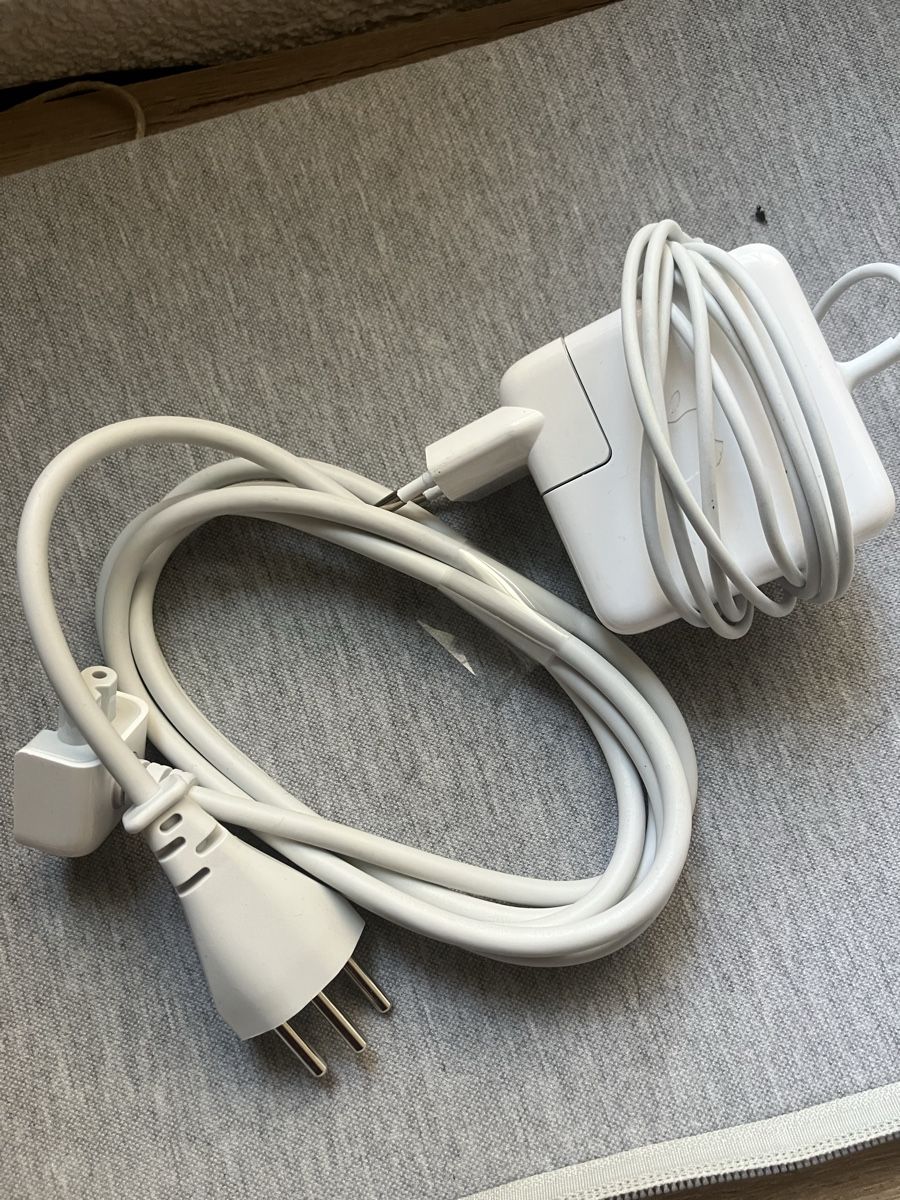 Apple Caricabatterie: 45W MagSafe power adapter – Usato da St-Aubin-Sauges venduto da Sonia-Ka