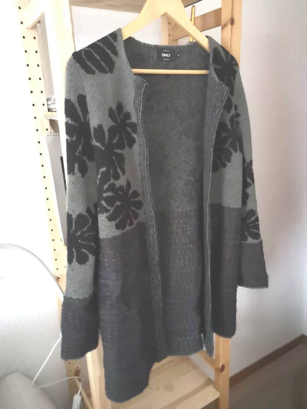 Only Giacche: ONLY elegante lange Strickjacke Gr. S oliv mit Muster – Nuovo (secondo la descrizione) da Münsingen venduto da Nik_und_Kat 1