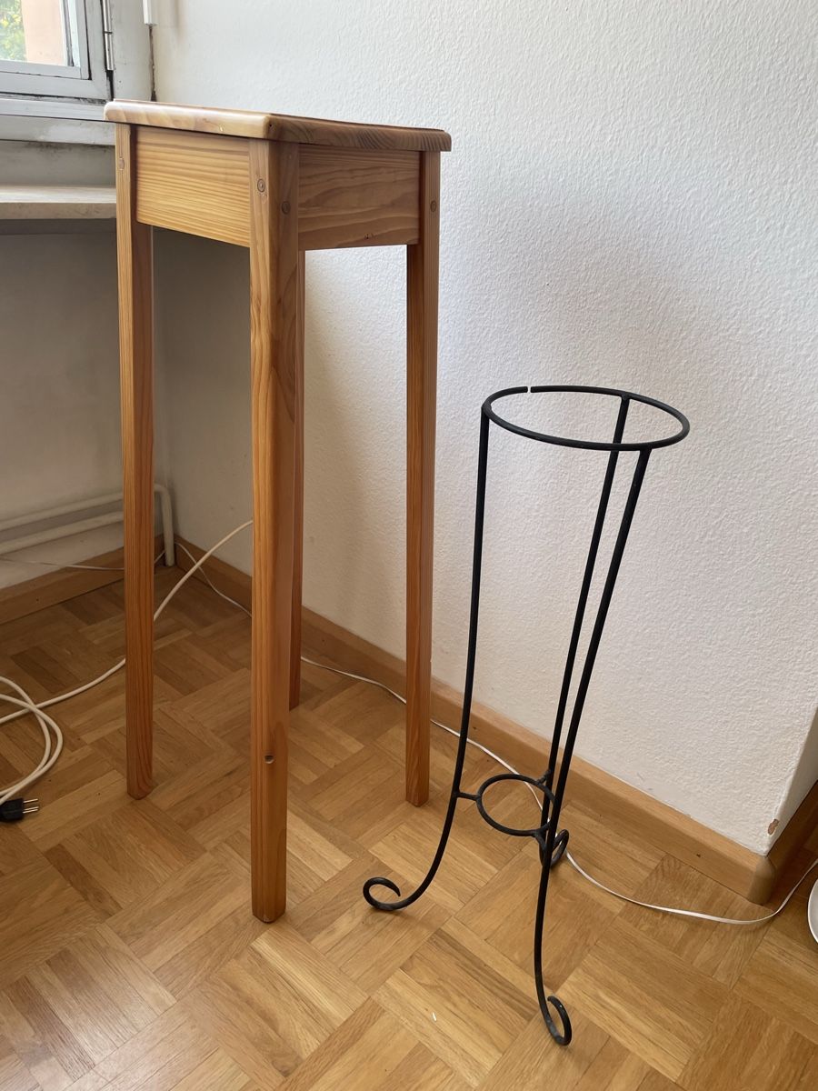 Altro per la casa: Zwei Blumentopf Ständer aus Holz , Schmied- Eisen – Usato da Basel venduto da Kamberly 9