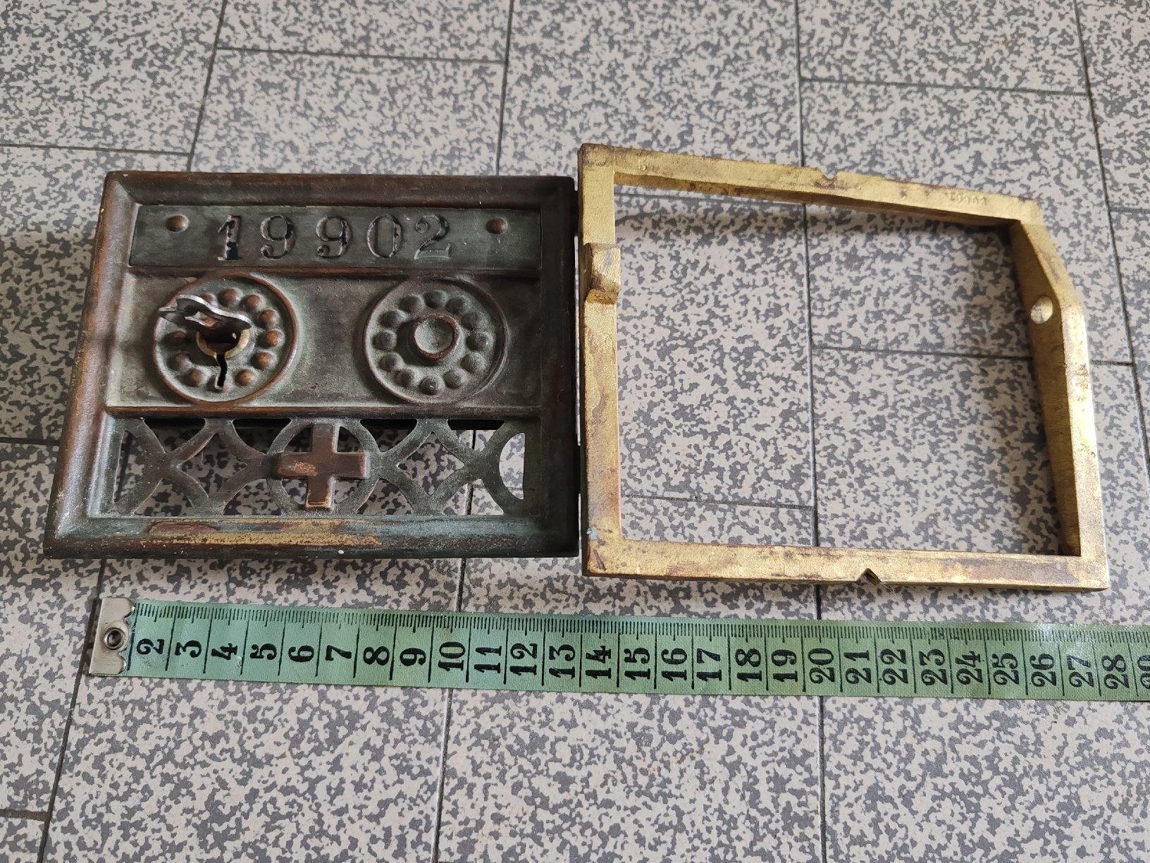Alle Dekorationen: Antikes Postfach Tür Messing Nummer 19902 gebraucht – Gebraucht aus Wila von neu_s8qs 1