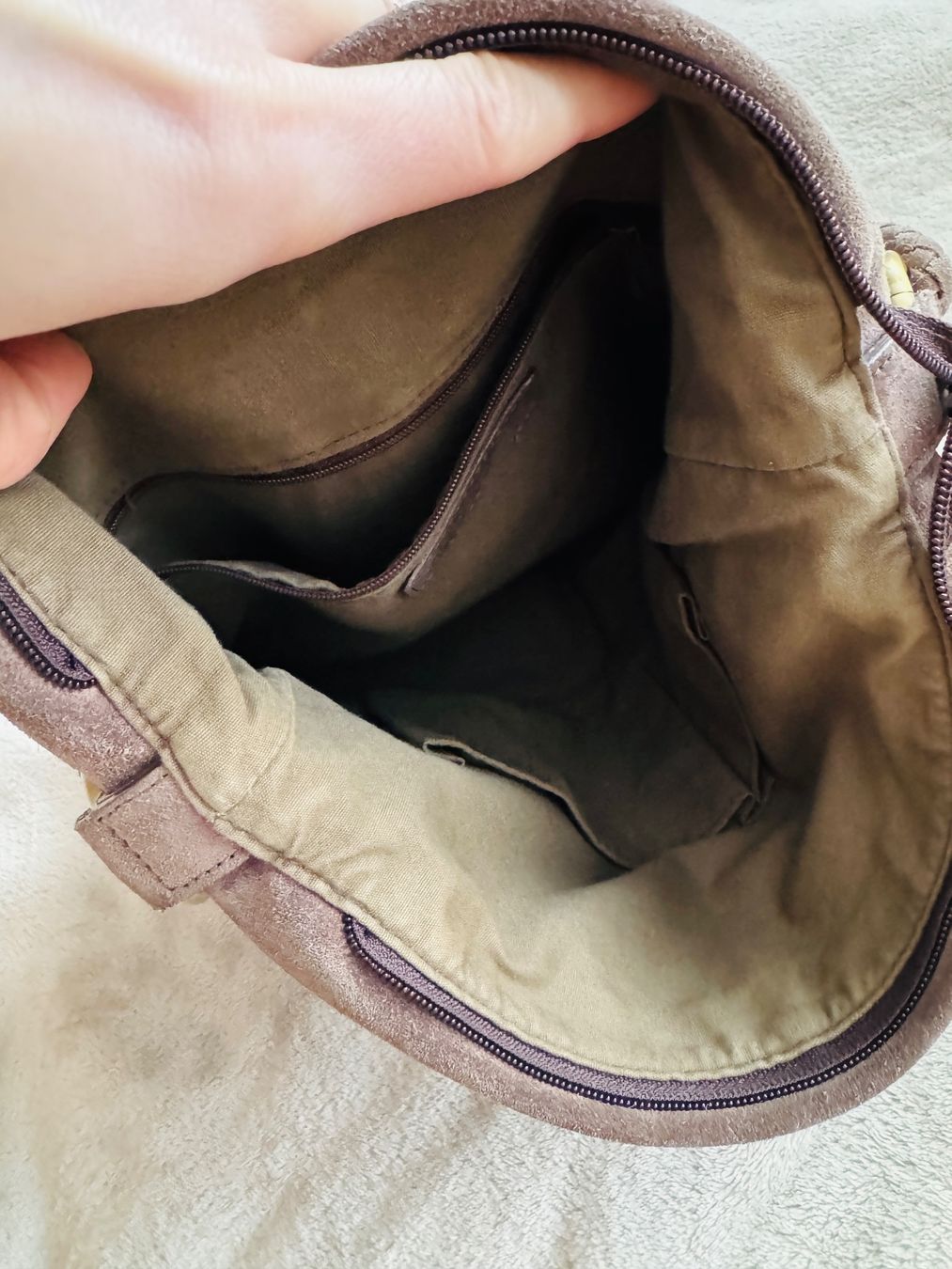 Taschen für Damen: Wildledertasche von Sondra Roberts – Gebraucht aus Burgdorf von ssv_9t9f 2
