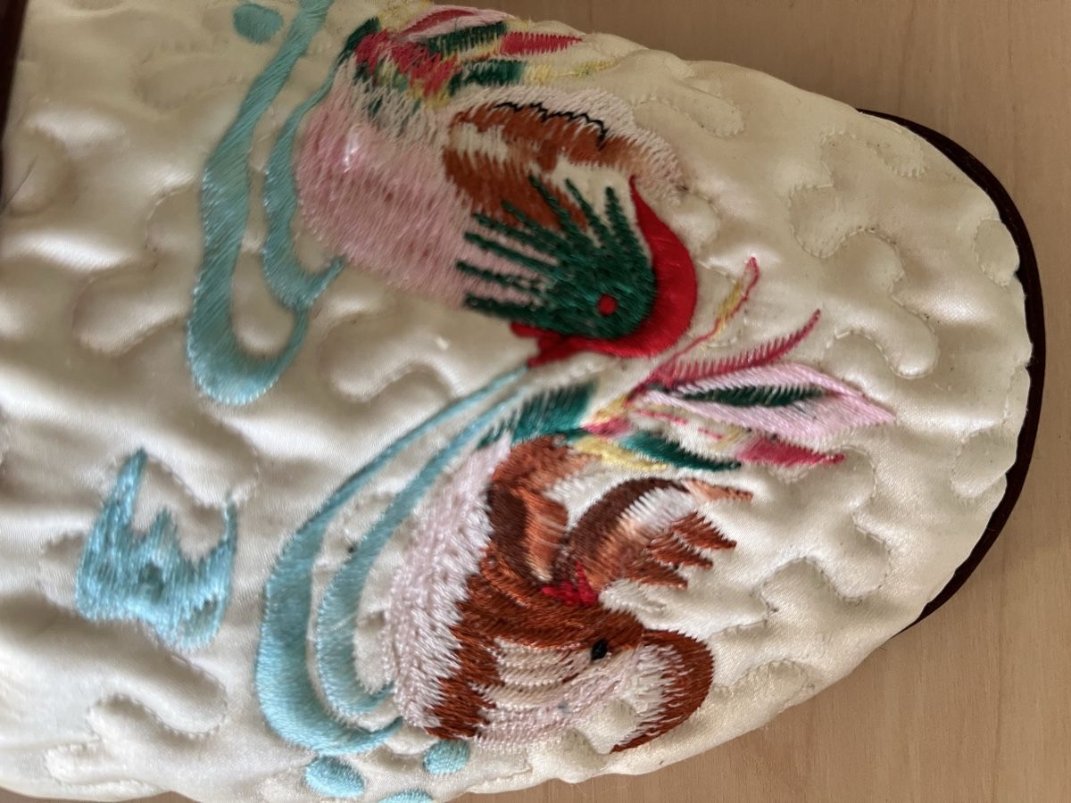 Scarpe da donna: Seiden Slipper Hausschuhe mit Vogelmuster, Gr. 36 – Usato da Aarau venduto da PPhof96 2