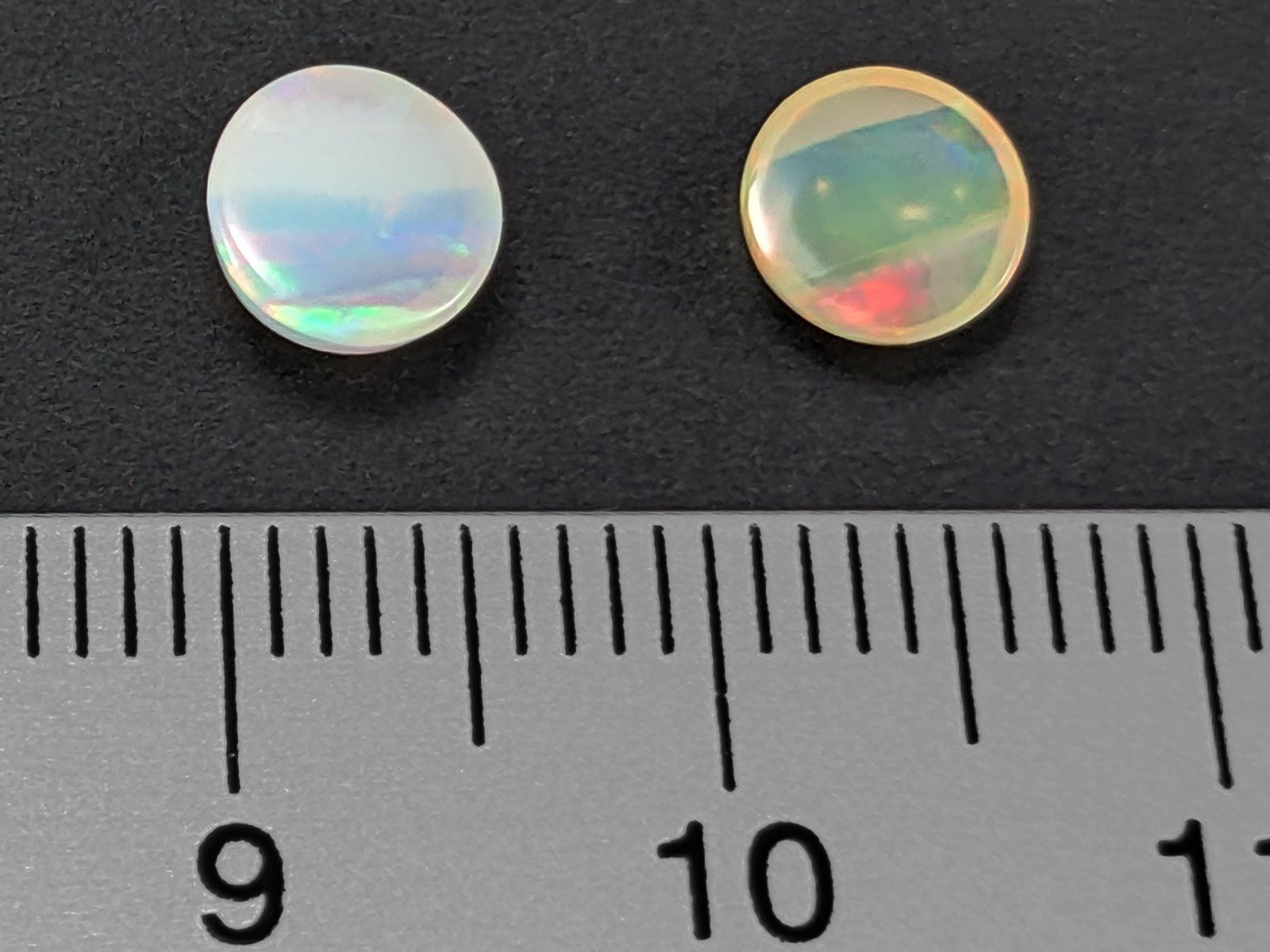 Pietre preziose: Äthiopischer Welo Opal Cabochon 6mm 2Stk. – Nuovo e nell'imballaggio originale da Meilen venduto da StoneGarden 1