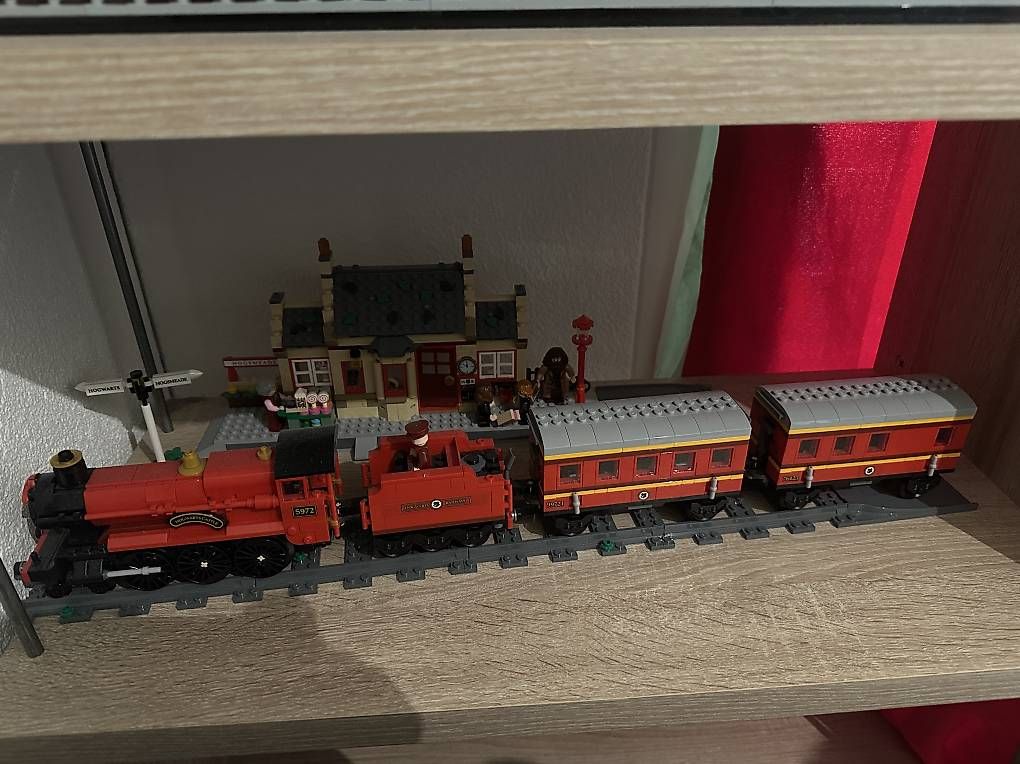 Jouets: Lego Hogwarts Express mit Bahnhof – D'occasion à Attiswil par Martin558790 1