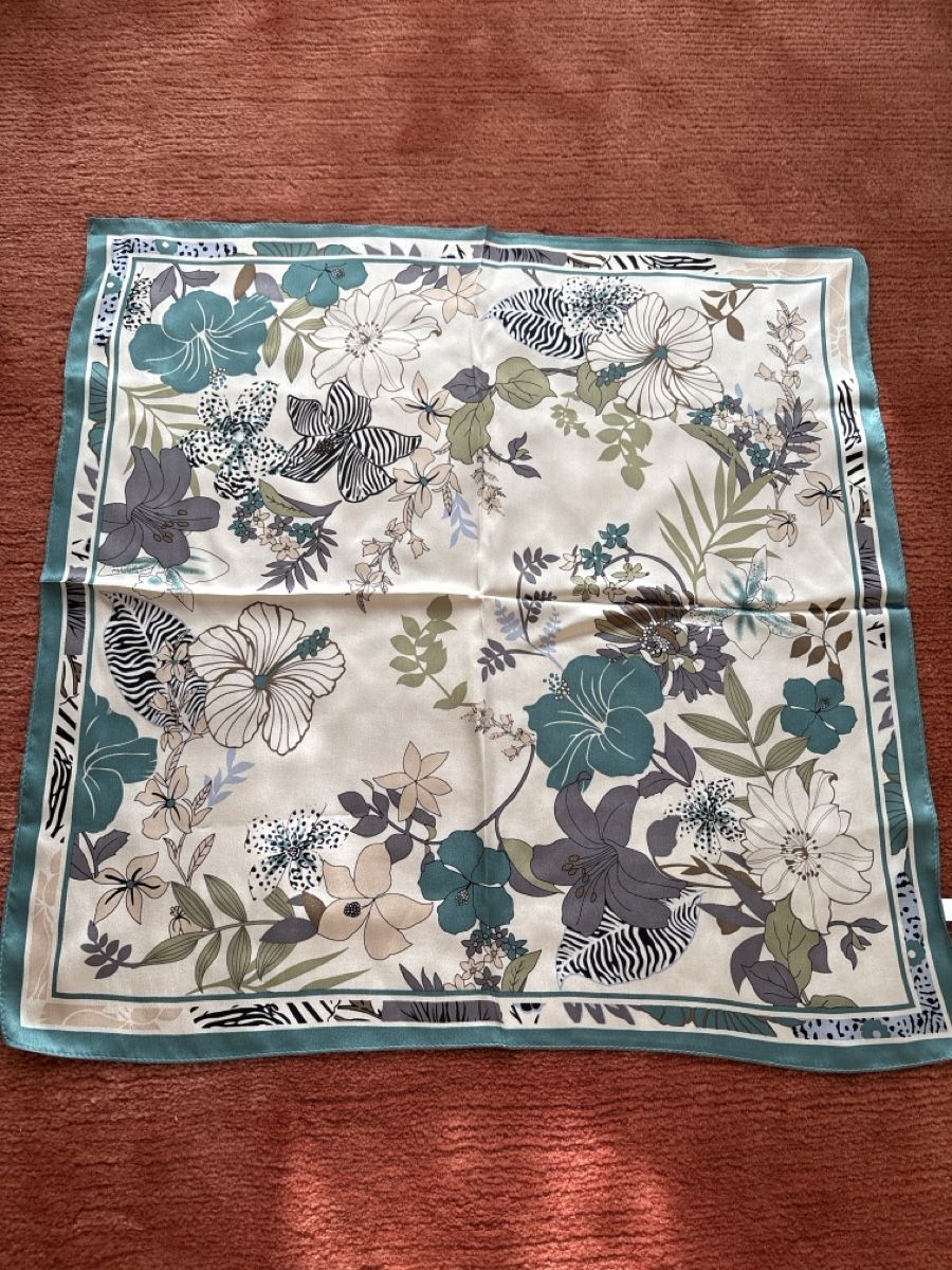 Foulard & Sciarpe: Foulard en soie 53x53 – Nuovo (secondo la descrizione) da Düdingen venduto da Yellow
